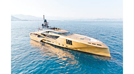 100%採用碳纖維打造的超級運動遊艇Khalilah，披上一層金色的外衣，氣派不凡，難怪身價達2,850萬歐元（約2.6億港元）。