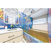 有別於一般浴室的平實設計，繽紛的牆磚令整個空間變得有趣。