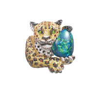 Chopard 18K黃金美洲豹戒指鑲嵌一顆6.67卡歐泊、凸圓形鉻透輝石、棕色鑽石、黑色鑽石、鑽石及黃色鑽石。（A）