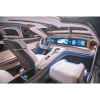 車廂採用三座位布局，特長操控屏幕幾乎橫跨整個中控台。