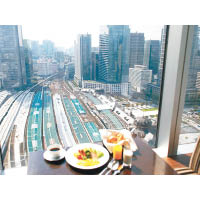 透過玻璃窗可以俯瞰東京車站月台，是鐵道迷至愛的場景。