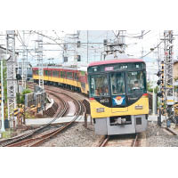 京阪電車8000系特急列車深受鐵道迷歡迎。