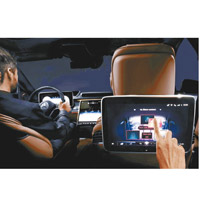 車上觸控屏幕多達5塊，當中12.3吋數碼化儀錶及11.9吋主屏幕屬標準配備；另提供12.8吋OLED主屏幕、一對11.6吋後屏幕及7吋後排中央手枕屏幕作選配。值得一提，前座的主屏幕及後排2個屏幕可即時分享多媒體資訊。