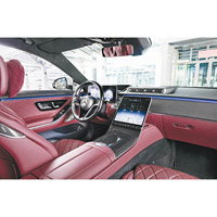 新一代MBUX多媒體系統附設Interior Assist功能，可透過安裝在12.8吋中控屏幕上的鏡頭及駕駛者的肢體動作，自動對車上設備作出反應，例如當駕駛者頭部擰向後擋風玻璃窗方向，系統便會自動打開遮光簾。