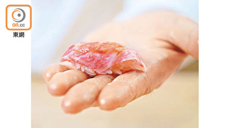 脂肪比例高的大拖羅經2至3日熟成後製成壽司，肉味更濃、魚油分布更均勻。
