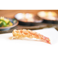 活蝦天婦羅：超薄粉漿包實蝦身，以200℃高溫脆炸，脆而不膩。