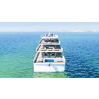 遊艇有多層甲板，從俯視角度，可清晰看到其結構。