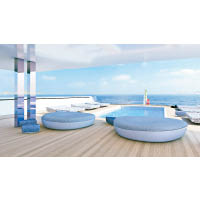 太陽椅分布於船上多個位置，方便隨時享受日光浴。