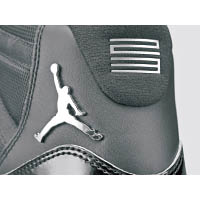 鞋筒外側的「JUMPMAN」標誌及後踭的「23」字樣採用銀色設計。