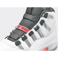 鞋舌綁帶位置換上Nike Adapt取代，可以透過應用程式自由調節貼合度。