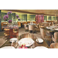 餐廳用餐區典雅傳統，配合牆上的圖畫，讓人有置身森林的感覺。