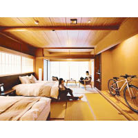 客房鋪上榻榻米地板，並有寬闊的空間放置單車。