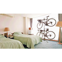 酒店可提供單車架，一房最多可放置兩架單車。