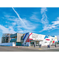 位於橫濱山下埠頭的GUNDAM FACTORY YOKOHAMA，外牆有大大個高達圖案。