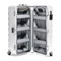 TUMI 19 Degree Aluminum行李箱<br>型格時尚的金屬外殼加上實用的收納間隔，最適合需要經常公幹外遊的「他」。$12,600（J）