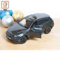 NZG出品的1:18 EQC模型車（售價：$1,850），設有LED日間行車燈及頭尾燈，只需輕按面罩廠徽，燈條便會發光。