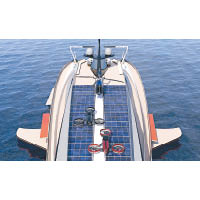 船頂的停機坪最多可容納3架直升機，旁邊配備太陽能電池板，可為遊艇提供電源。