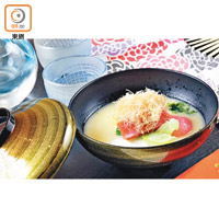 鯛魚肉丸白麵豉湯<br>喜慶必吃的年糕，配上吉祥鯛魚丸，加京都風白麵豉湯，暖意十足。