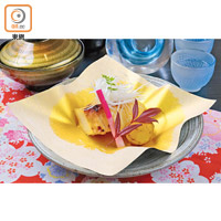 西京醬燒銀鱈魚<br>魚肉伴象徵財富的栗子，以金色餐紙襯托，寓意財源滾滾。