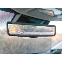 電子影像倒後鏡屬標準配備，顯示車後情況較傳統倒後鏡更寬廣。