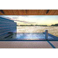 大浴場於芒草原中另建一座溫泉小屋。