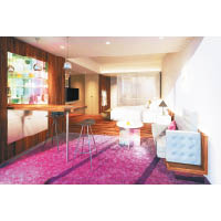 房間採用鮮明顏色及簡約線條設計。