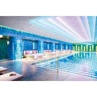 泳池以霓虹燈為主要設計元素，色彩繽紛豐富。