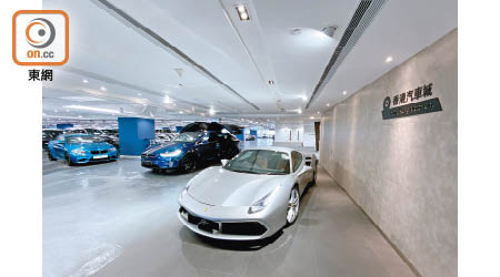 佔地逾12萬平方呎的「香港汽車城」主場館設於5樓，展示超過400輛多元優質易手車。