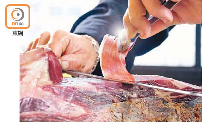 伊比利亞黑毛豬火腿被喻為火腿中的極品，由達人手切，每片都薄到透光，油潤甘香。