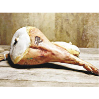 聖丹尼火腿連豬蹄來製作，有31間生產商，在腿上印有PDO認證。