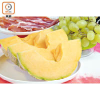 鹹香帕爾馬火腿適合配甜味的水果來吃。