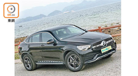 GLC 300 4MATIC Coupe小改款換上新設計的LED頭燈組及面罩，內裝科技配置及智能駕駛輔助系統亦進一步升級。<br>售價：$619,000起