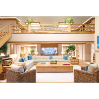 受惠於船身龐大，客廳位置寬敞，加上採用中空設計，分外開揚舒適。
