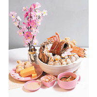 花鳥風月和式盆菜<br>整個盆菜選用多款日本美食堆砌，加上龍蝦味噌湯，配芝麻醬和照燒汁，滿滿日風。