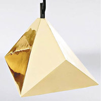 Monroe Pendant<br>澳洲燈具名牌Rakumba的設計，以實心黃銅鑄造的吊燈，形態獨特，分外吸睛。