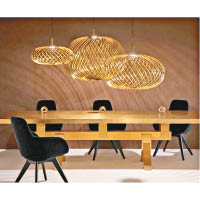 Mass Dining Table<br>Tom Dixon的最新出品，透過高度拋光技術，成功營造出金光閃閃的視覺效果。