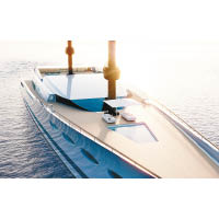 船身中央安裝了太陽能電池板，遊艇停泊時也有足夠電源可供使用。