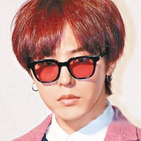 韓國天團BIGBANG隊長G-Dragon經常佩戴黑色框紅色鏡片的太陽眼鏡配襯造型。