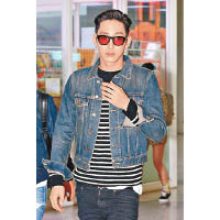 同G-Dragon由細識到大的時裝模特兒李洙赫衣着口味亦相近，同樣愛黑框紅鏡款式。