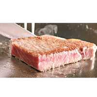 肉質極為纖細，以鐵板煎香，有助減低油膩感，入口亦能嘗到細嫩滋味。