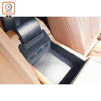 前排中央手枕內藏雙USB插頭，方便旅程中為Gadgets充電。