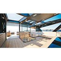 三面舷窗加上玻璃天幕設計，令聚會空間更見開揚。