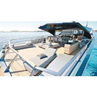 船尾甲板採用了半開放式設計，備有梳化與躺椅，在此享受日光浴，最適合不過。