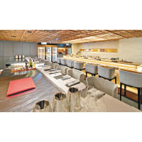 闊落的用餐區，客人可以從不同角度欣賞到師傅的烹調手藝。