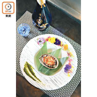 鐵板日本蝦夷鮑魚：連殼焗煮3分鐘的鮑魚，質感軟腍，鮑魚味濃郁。