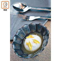 Dashi：加鷹粟粉和蛋白打成的帶子泡泡，灑上柚子皮和食用花，和蘿蔔、高湯一起吃，香滑軟綿。