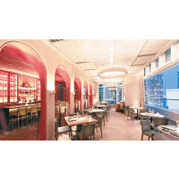 主用餐區用色柔和，配拱形牆身設計和窗外景色，富有情調。