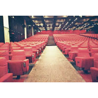 碧麗宮落成後，被譽為當時本港最豪華和最舒適的戲院，座位特別寬敞。