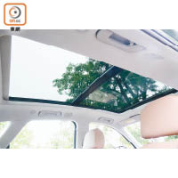 全景式玻璃天窗屬標準配備，打開電動遮光板即可為車廂引進自然光，帶來開揚感。