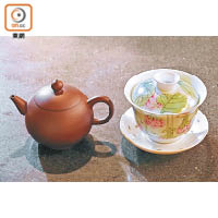 沖泡龍井適合選用陶瓷器皿，紫砂較適合100℃沖泡的茶葉。